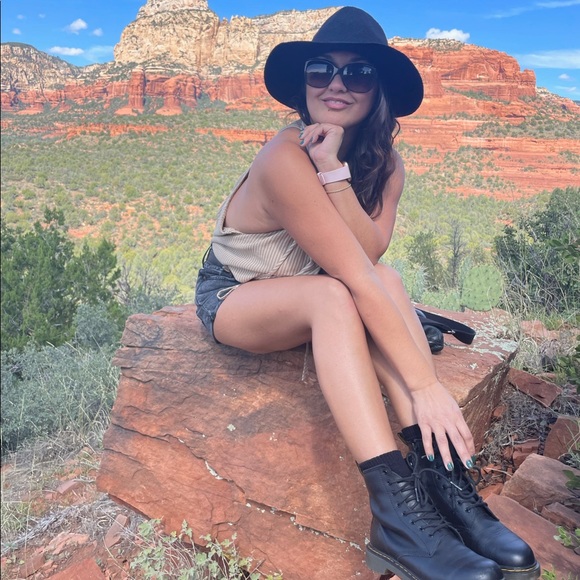 Meet your Posher, Claudia - Picture 2 of 3